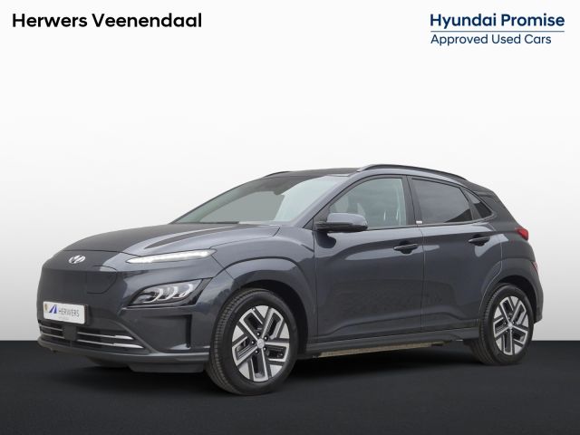 Hyundai Kona EV Comfort Smart 64 kWh Automaat / Accu SOH 98% / Dealer onderhouden / WLTP bereik 484 km bereik stad 660 km / Fabrieksgarantie tot 08-2026 / Stuur-, en Stoel verwarming / Achteruitrijcamera / Apple Carplay Android Auto / Warmtepomp /