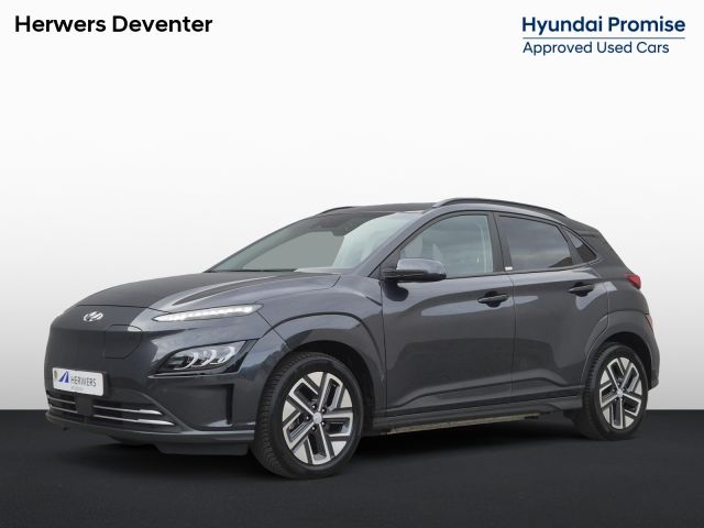 Hyundai Kona EV Comfort Smart 64 kWh Automaat / Accu SOH 100% / Fabrieksgarantie tot 09-2026 / Dealer onderhouden / WLTP bereik 484 km bereik stad 660 km / Stuur en Stoelverwarming / Allseason banden / Adaptief / Achteruitrijcamera /