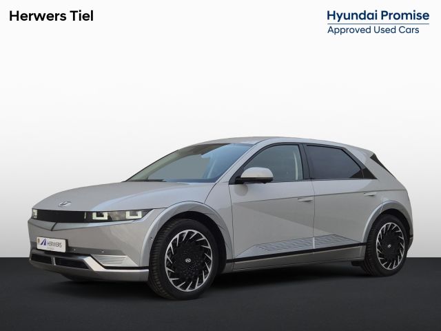 Hyundai IONIQ 5 Lounge 73kWh Automaat / Fabriekgarantie tot 09-2027 / Accu SOH 100% / trekhaak afneembaar / Trekgewicht 1600 kg / HUD / WLTP bereik 451 km bereik stad 646 km / Elektrische achterklep / Rondomzicht camera /