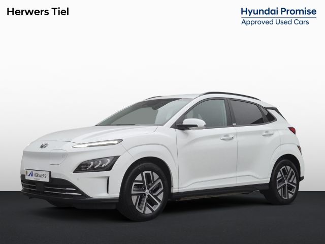Hyundai Kona EV Fashion 64 kWh Automaat / Accu SOH 100% / Fabrieksgarantie tot 09-2026 / Dealer onderhouden / Head Up Display HUD / WLTP bereik 484 km bereik stad 660 km / Stuur en Stoel verwarming / Warmtepomp / Adaptief CC /