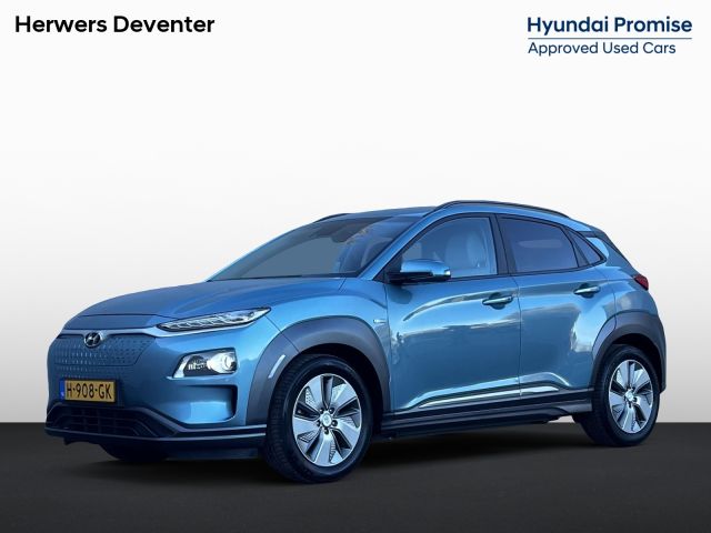 Hyundai Kona EV Fashion 64 kWh Automaat / Dealer onderhouden / Accu SoH 100% / HUD / Navigatie / Achteruitrijcamera / Apple Carplay Android /  17" LM wielen / Winterwielen tegen meerprijs € 499 /