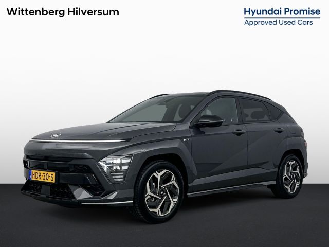 Hyundai Kona 1.6 GDI HEV N LINE SKY | SCHUIF DAK | NAVI | BOSE | CLIMA | ADAPT. CRUISE | CAMERA | ELEKTRISCHE ACHTERKLEP | 19'' LM VELGEN | LAGE KMSTAND! | FABRIEKSGARANTIE GELDIG T/M 2-2030! |