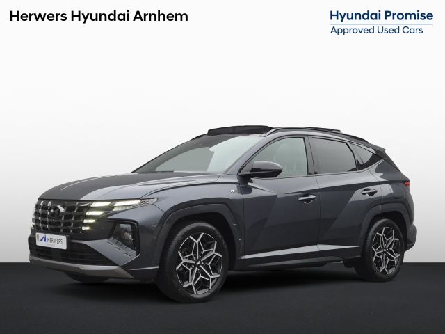 Hyundai Tucson 1.6 T-GDI PHEV N Line Sky 4WD Automaat / Fabrieksgarantie tot 23-09-2027 / Accu SOH 100% / EAER bereik 62 km bereik stad 74 km / Trekgewicht 1350 kg / Glazen schuif- en kanteldak / Stuur-, Stoel en Achterbank verwarming /