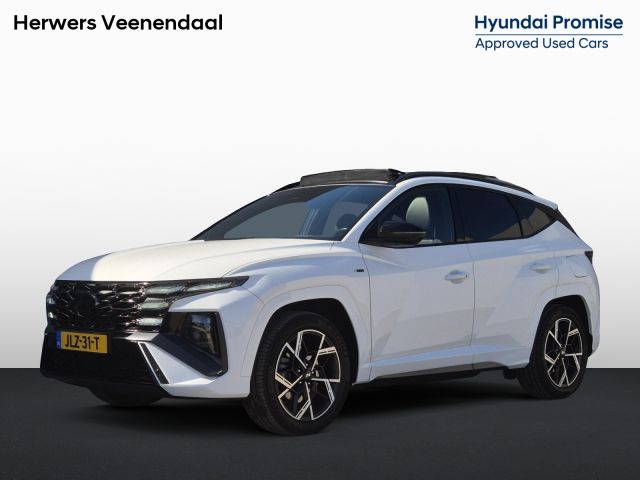 Hyundai Tucson 1.6 T-GDI PHEV N Line Edition 4WD Automaat / Nieuw Model / Fabrieksgarantie tot 07-2029 / Dealer onderhouden / Trekgewicht 1210 kg / Glazen schuif- en kanteldak / Head Up Display / Stuur- & Stoelverwarming / Achteruitrijcamera / Elektrische achterklep / Apple Carplay Android Auto / Krell Audio Systeem /