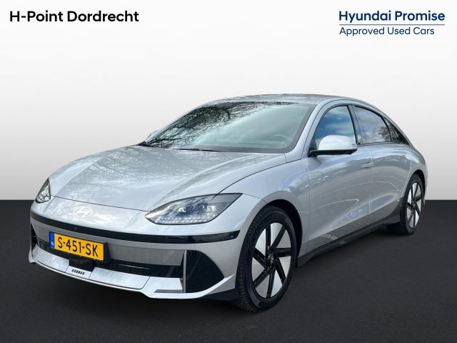 Hyundai IONIQ 6 Lounge 77.4kWh 228pk | LEDER | 800VOLT ULTRA SNELLADEN | ELEK. VERSTELBARE STOELEN | MEMORY FUNCTIE | 360° CAMERA | APPLE CARPLAY / ANDROID AUTO | ADAPTIVE CRUISE | STOEL + STUURVERW. |