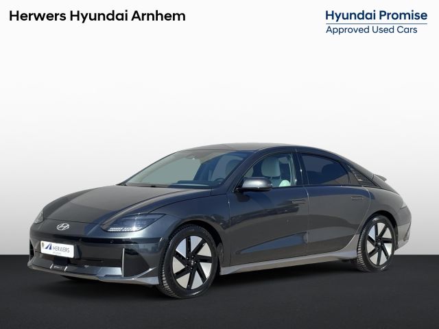 Hyundai IONIQ 6 Connect 77.4 kWh / SOH 100% / Fabrieksgarantie tot 11-2028 / CCS snellader / Elektrisch verstelbare stoel  / Stuur-, Stoel & Achterbankverwarming / warmtepomp / Trekgewicht 1500 kg / Keyless Entry/Start /