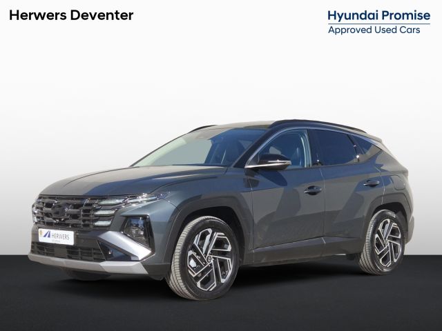 Hyundai Tucson 1.6 T-GDI PHEV Comfort Smart / Facelift Model / Dealer onderhouden / Fabrieksgarantie tot 09-2029 / Head Up Display / Trekgewicht 1210 kg / Elektrische achterklep / Achteruitrijcamera / Draadloze telefoon lader / Apple Carplay Android Auto / Stuur- & Stoelverwarming / Keyless Entry/Start /