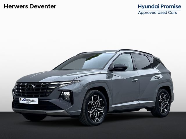 Hyundai Tucson 1.6 T-GDI PHEV N Line Edition 4WD / Fabrieksgarantie tot 03-2027 / Dealer onderhouden / Automaat / 1.350kg afn. trekhaak / Elektrische klep / Camera / Stuur- & stoelverwarming / Navigatie / Apple Carplay Android / 19" LM wielen /