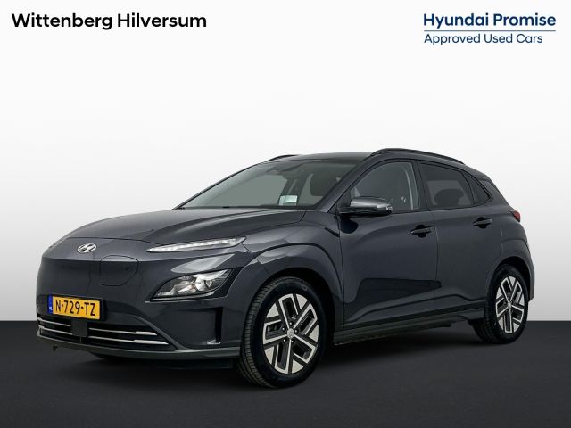 Hyundai Kona EV FASHION 64 kWh | DODEHOEK DETECTIE | PDC | 3 FASEN | WARMTEPOMP | CAMERA | CLIMA | CRUISE ADAPT. | NAVI | PRIVACY GLASS | DAKRAILING | APPLE CAR PLAY & ADROID AUTO |