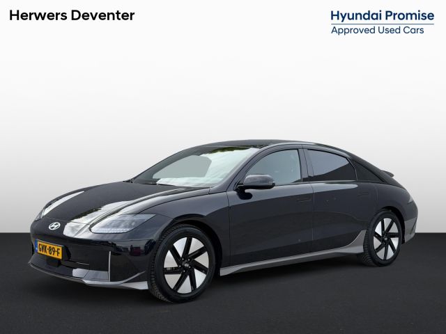 Hyundai IONIQ 6 Connect 77.4 kWh / SOH 100% / Fabrieksgarantie tot 12-2029 / HUD / Adaptieve Cruise / Warmtepomp / Navigatie / Camera  / Dodehoek Detectie / Elektr. Stoel / Elektr. Achterklep / Stoel & Stuurwiel Verwarming / CCS Snelladen /
