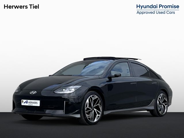 Hyundai IONIQ 6 Lounge AWD 325 pk 77.4 kWh / Fabrieksgarantie tot 5-2029 / tot 05-2032 Batterijgarantie / SoH accu 100 % / Dealer onderhouden / Camera spiegels / Schuifdak / Elektrische stoelen en klep / Leder / Camera 360° / BOSE / Adapt. CC / Stuur-, stoel- & achterbankverwarming / Stoelventilatie / 20" LM wielen /
