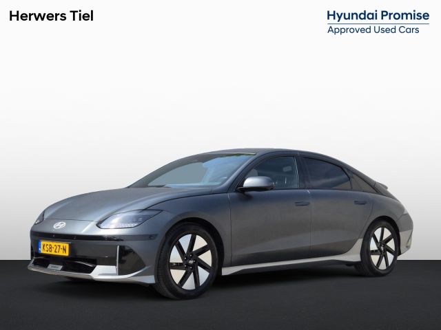 Hyundai IONIQ 6 Connect 77.4 kWh / SOH 100% / Dealer onderhouden / Fabrieksgarantie tot 05-2028 / CCS snelladen / Head Up Display / Stur- Stoel & Achterbank verwarming / Trekgewicht 1500 kg / Elektrische achterklep / Rondomzicht camera / Apple Carplay Android Auto /