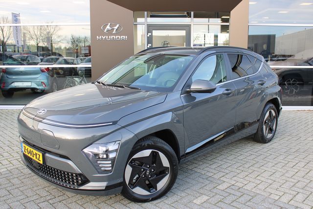 Hyundai Kona Electric Premium 65.4 kWh + 17 INCH | Leder | 360 camera | Elektrische voorstoelen met geheugenfunctie | Parkeersensoren voor en achter |