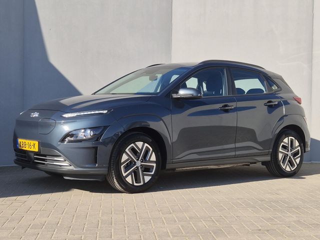 Hyundai Kona EV Comfort Smart 64 kWh Automaat / SOH 96,70% / Stuur- & Stoelverwarming / CCS Snellader / Navigatie via Apple Carplay of Android Auto / Adaptief cruise control / Achteruitrijcamera / Keyless Entry/Start /