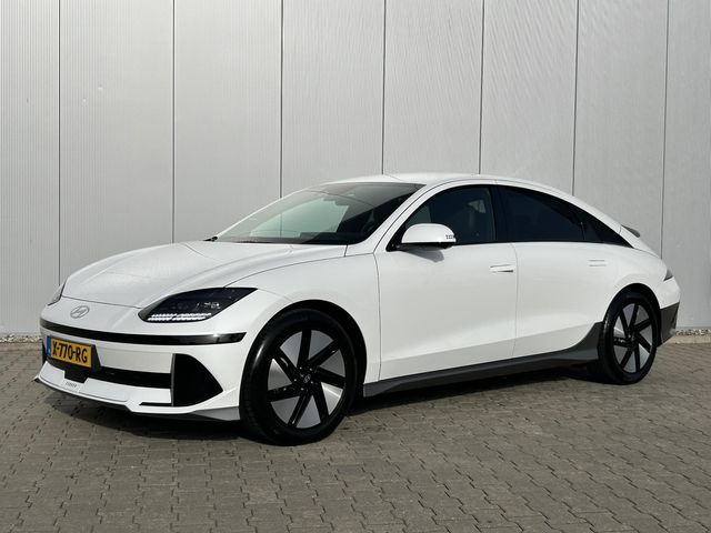 Hyundai IONIQ 6 Lounge 77.4 kWh / SOH 100% / Origineel NL Auto / 02-2030 Fabrieksgarantie / Stoel-, Stuur en Achterbankverwarming / Elektrische Stoelen / Stoelgeheugen / 360 Camera / Warmtepomp / Dodehoek Camera / HUD Display / Full Option /