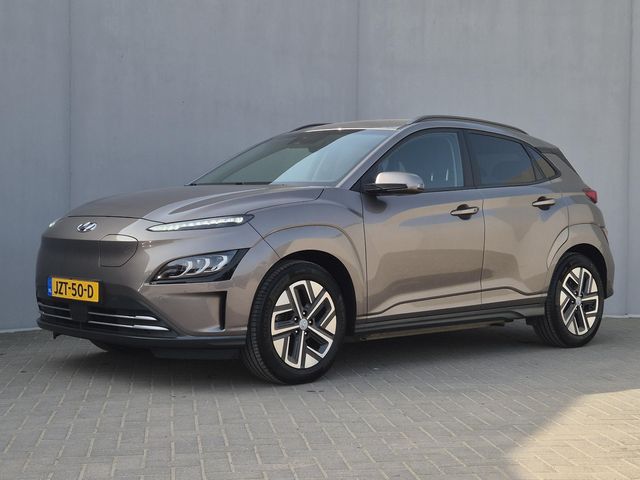 Hyundai Kona EV Comfort Smart 64 kWh Automaat / SOH 100% / Dealer onderhouden / Warmtepomp / CCS Snellader / WLTP bereik 484 km bereik stad 660 km / Stuur- & Stoelverwarming / Krell Audio Systeem / Adaptief cruise control /