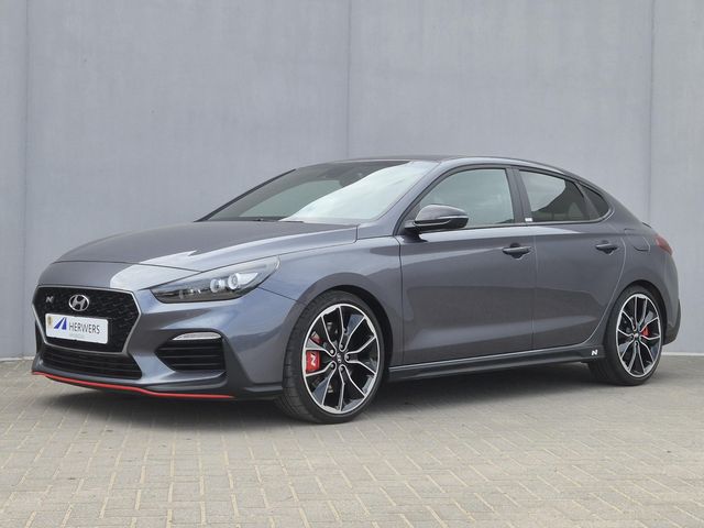 Hyundai i30 N 2.0 Handgeschakeld / Dealer onderhouden / Trekgewicht 1600 kg / Stuur- & Stoelverwarming / Achteruitrijcamera / Cruise control / Draadloze telefoon lader / Keyless Entry/Start / Apple Carplay Android Auto / Climate control / Navigatie /