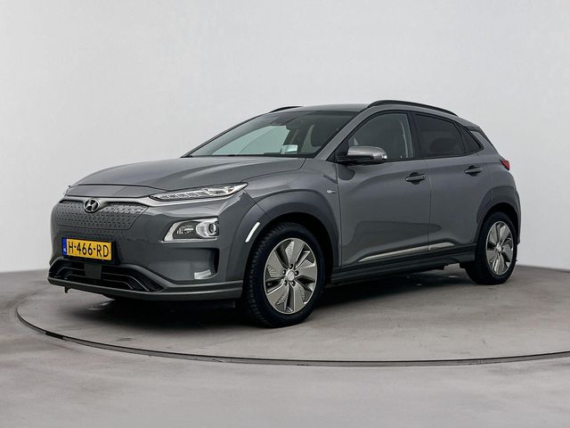 Hyundai Kona EV PREMIUM 64 kWh <| SoH 96%! | TREKHAAK | 3 FASE | WARMTEPOMP | LEDER | CLIMA | CRUISE ADAPTIEF | CAMERA | NAVI | STOEL- & STUURVERWARMING | 17'' LM VELGEN | PDC VOOR & ACHTER |