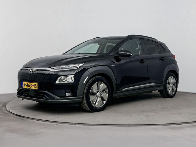 Hyundai Kona EV FASHION DESIGN 64 kWh | DODEHOEK DETECTIE | PDC | 3 FASEN | WARMTEPOMP | CAMERA | CLIMA | CRUISE | NAVI | STOELVERWARMING | STUURVERWARMING | PRIVACY GLASS | LAGE KMSTAND! |