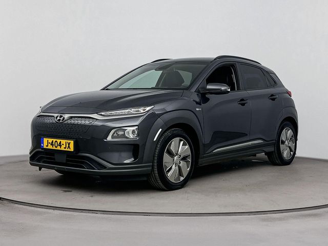 Hyundai Kona EV PREMIUM 64 kWh | 3 FASE | WARMTEPOMP | LEDER | CLIMA | CRUISE ADAPTIEF | CAMERA | NAVI | STOEL- & STUURVERWARMING | 17'' LM VELGEN | PDC VOOR & ACHTER |