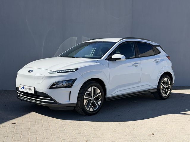 Hyundai Kona EV Comfort Smart 39 kWh / SOH 100% / Fabrieksgarantie tot 02-2027 / Dealer onderhouden / 8 Jaar Batterij Garantie / Warmtepomp / LM 17" & All Season banden / Camera / Apple Carplay & Android Auto / CCS Snelladen /