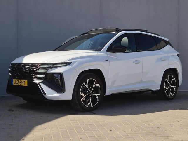 Hyundai Tucson 1.6 T-GDI PHEV N Line Edition 4WD Automaat / Nieuw Model / Fabrieksgarantie tot 07-2029 / Dealer onderhouden / Trekgewicht 1210 kg / Glazen schuif- en kanteldak / Head Up Display / Stuur- & Stoelverwarming / Achteruitrijcamera / Elektrische achterklep / Apple Carplay Android Auto / Krell Audio Systeem /