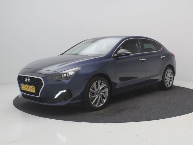 Hyundai i30 1.0 T-GDI 120PK Premium Fastback / Navigatie / Apple CarPlay & Android auto / 17" LMV / Airco Climat control / Cruise Control / Parkeersensoren voor & achter / Achteruitrijcamera / Keyless Entry & Start&Go /