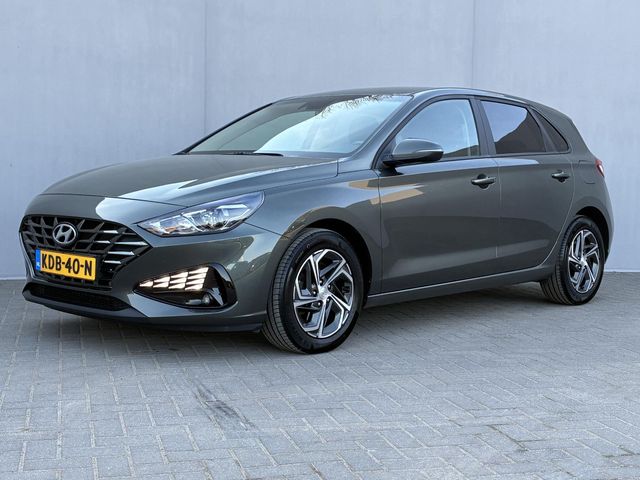 Hyundai i30 1.0 T-GDi MHEV Comfort Smart / Stoel-/Stuurverwarming / Cruise Control / Achteruitrijcamera / Navigatie d.m.v. Apple Carplay/Android Auto / Winterset /