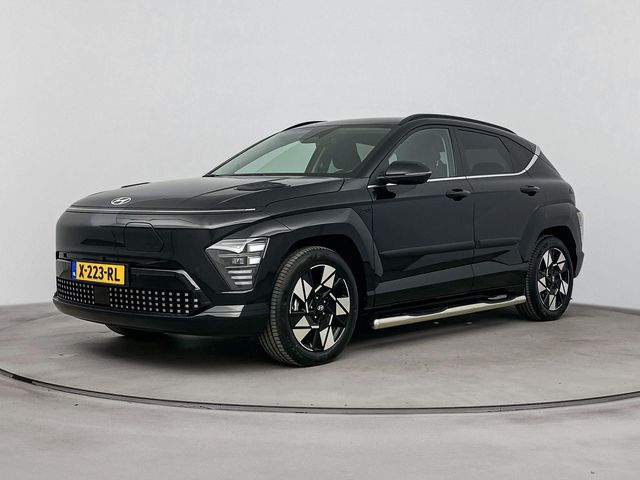 Hyundai Kona Electric BLACK LINE 65.4 kWh <| SoH 99%! | TREKHAAK | SIDE BARS | CAMERA | CLIMA | CRUISE ADAPT. | NAVI | 17'' LM VELGEN | UNIEK! | FABRIEKSGARANTIE GELDIG T/M 1-2029! |