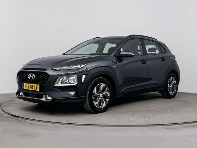 Hyundai Kona 1.6 GDI HEV COMFORT | TREKHAAK | NAVI | APPLE CAR PLAY & ANDROID AUTO | CLIMA | CRUISE | CAMERA | 16'' LM VELGEN | LAGE KMSTAND! |