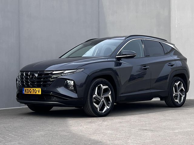 Hyundai Tucson 1.6 T-GDI PHEV Comfort Smart 4WD Automaat / Fabrieksgarantie tot 11-2027 / Dealer onderhouden / Weinig km / EAER 62 km / Elektrische klep / 1.350 kg trekgewicht / Adaptieve CC / Navigatie / Apple Carplay Android / 19" LM wielen /