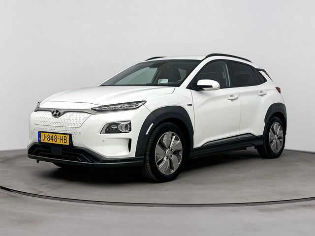 Hyundai Kona EV Premium 64 kWh | Soh 94.5% | Camera | Clima | Adaptive Cruise | Android & Apple Carplay | Stoel stuur verwarming + verkoeling | Elektrische stoelen |