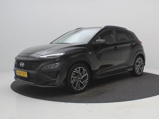 Hyundai Kona 1.0 T-GDI N Line / Elektrisch verstelbare voorstoelen / Voor & Achterstoel verwarming / Voorstoel ventilatie / N-line interieur & Exterieur / Navigatie / All seasonbanden / Dealer odnerhouden / 18" LMV / Parkeersensoren voor & achter / Keyless Entry /