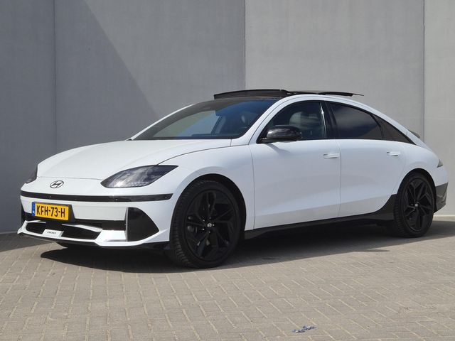 Hyundai IONIQ 6 First Edition AWD 77.4 kWh / SOH 100% / Fabrieksgarantie tot 02-2028 / Dealer onderhouden / CCS snelladen / WLTP bereik 519 km bereik stad 658 / Head Up Display / Trekgewicht 1.500 kg / Glazen schuif- en kanteldak / Stuur- Stoel & Achterbank verwarming / Bose Audio Systeem / Rondomzicht camera / Elektrische achterklep / Warmtepomp /
