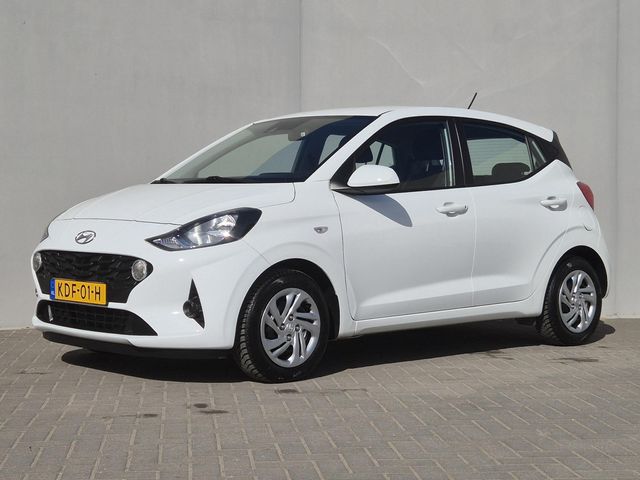 Hyundai i10 1.0 / All season banden / Stuur- & Stoel verwarming / Navigatie via Apple Carplay of Android Auto / Climate control / Achteruitrijcamera / Cruise control / Elektrische ramen voor /