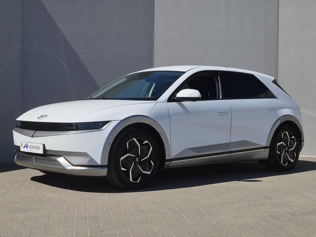 Hyundai IONIQ 5 Lounge 77.4 kWh 228pk / SOH 100% / Fabrieksgarantie tot 12-2027 / Dealer onderhouden / Trekgewicht 1600 kg / Trekhaak afneembaar / Warmtepomp / CCS snel laden / Elektrische stoelen en klep / BOSE Audio Systeem / Stuur- Stoel & Achterbank verwarming / 19" LM wielen /