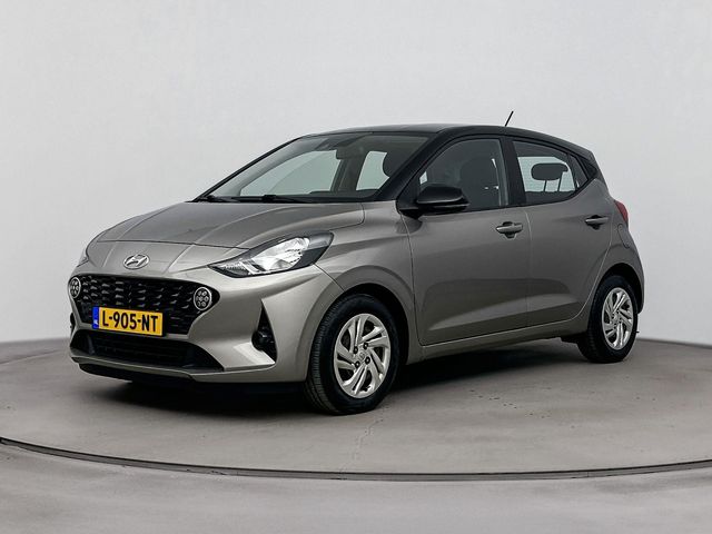 Hyundai i10 1.0 COMFORT | TWO TONE | NAVI via APPLE CAR PLAY & ANDROID AUTO | AIRCO | CRUISE | BLUETOOTH | ELEKTRISCHE RAMEN | CENTRALE DEURVERGRENDELING OP AFSTANDBED. |