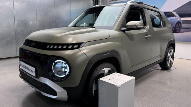 Hyundai Inster evolve / Inclusief 2.000,- korting / 49 kWh incl Winter- en Techpack unieke kleur Bijarim Khaki Matte